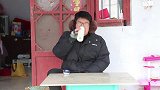 二货骗邻居村妹生病，邻居拿礼来看村妹，结果二货竟被打