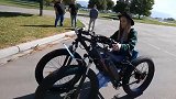 小伙为残疾美女造了辆越野轮椅，用两辆自行车改的