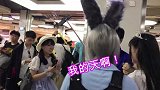 袁奇峰再次变身游乐王子，与粉丝热情互动，还是童年的感觉