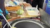 大爷路边摊煎饼，煎饼摊出了艺术感
