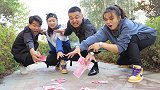 刚凑齐的学费撒了一地，路人一拥而上疯抢，结局暖心！