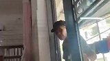 大爷进美容店问服务，老板娘也被震惊了，网友：大爷真是好身体！