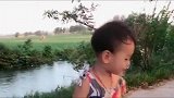 兵爸爸带的孩子，裙子里面穿长裤，这么热的天是怕孩子冷吗