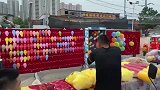 退伍老兵来逛夜市打气球，老板终于遇到对手了！