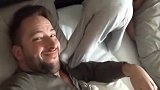 帅气爸爸拍下小宝宝半睡半醒的样子，对着爸爸放屁的瞬间笑翻了！