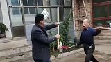 老大爷与徒弟对练功夫，动作行云流水真是太好看了！