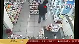 监控实拍手套男拿把小刀抢劫便利店