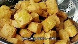 豆腐里浇一碗秘制料汁，变成又臭又香的“臭豆腐”，真是太厉害