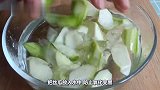 今天才知道，炒丝瓜不能先放油，教你个妙招，丝瓜不出汤不发黑