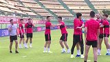 上港赛前训练搞笑合集 奥斯卡俯卧撑划水阿瑙涂成花脸遭队友哄笑