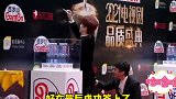 当可爱过分的白姓男子白敬亭 企图踮脚签名