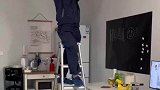 社恐猫咪见生人躲进水池藏起耳朵，它连耳朵都藏好了