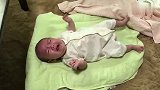 无奈！小宝宝一个人大叫没人理，最后气到想哭都哭不出来了