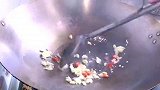 以前猪头皮都是卤好再凉拌，你不妨试试这样炒特别的下酒又下饭
