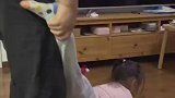 父女在家演练幼儿园亲子运动会项目