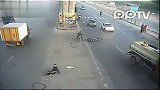男子横过马路被撞飞瞬间