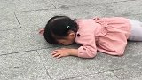 女儿一耍赖就这样做，妈妈都拿她没办法，爸爸：原谅我忍不住笑了