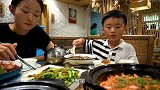 大sao带着媳妇吃特色菜，看着就让人流口水，吃得真过瘾啊