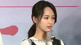 杨紫拍戏周围七八个助理撑伞保护，助理笑的很无奈，杨紫一脸不悦