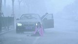 美女在雨中摔倒，小伙紧紧的抱住了她安慰她