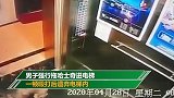 拆家惹怒主人？哈士奇遭暴打被遗弃电梯