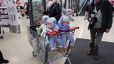 爸妈带三胞胎逛超市，结果超市员工都跑来围观了，三个娃太可爱了