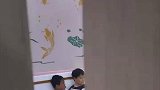 爸爸晚上教孩子读书，知识的光芒照在两人脸上