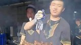 摊主一次烤几十串烧烤，单手操作丝毫不累