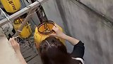 真女汉子，戚哥登梯上墙摘灯笼