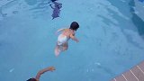 刚2岁的小萌娃一口气横越泳池，自由泳仰泳随意切换，太厉害了！
