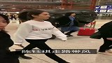 陈钰琪现身机场，走路姿势成亮点，网友：不去当模特可惜了！