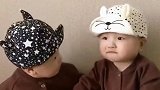 龙凤胎哥哥一直盯着妹妹看，难道是觉得妹妹长得太好看了