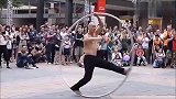 国外和尚用铁圈表演杂技，观众纷纷鼓掌，太厉害了！