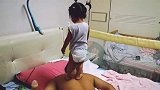 闺女趁爸爸睡着给爸爸踩背，不愧是你的小情人，妈妈旁边幸灾乐祸