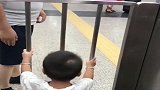 爷爷要回老家了，车站和儿子告别这一幕，眼眶忍不住湿了！