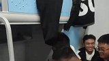 男生被室友们围住，衣柜都被室友们弄掉了