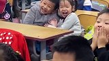 小学生上音乐课靠在一起，网友：像沙发上看电视的小两口萌娃校园生活