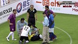 看着都疼 西塞桑托斯门前相撞 后者痛苦倒地比赛中断