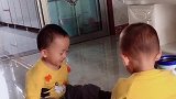 大宝要抢二宝的东西，可是二宝就是不给，这生气的样子好逗啊！