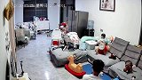 监控无意间拍到的一幕，有危险的时候爸爸是最好的守护！