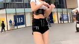 即使天气冷，顽固的女孩也不会放弃美丽的权利
