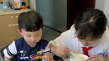 姐弟俩每天吃饭都要斗智斗勇，最终姐姐使用了武力，宝宝还是不行