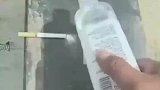 男子外出抽烟忘带火，手里有瓶水照样有办法