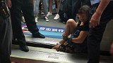 上海地铁1号线一女子腿被夹站台缝隙 致早高峰出现延误