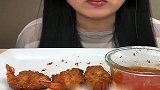 看看美女怎么吃炸虾，吃的津津有味，发出的咀嚼声真好听