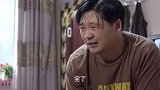哥哥在家喝闷酒 男子逗趣跟他抢着喝