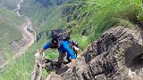 二更视频-20161013- 美女变身蜘蛛侠，爬上百米藤梯