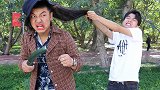 爆笑短剧：皮筋穿黄瓜，成功送手机，没想捣蛋弟弟竟变装套路哥哥