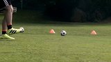 足球-17年-阿隆索等球星停球大挑战 超100km的时速都能停下来-专题