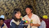 两个人唱歌，这首歌各唱各的